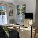 T2 Classe 2* Calme Au Coeur Du Village Provencale