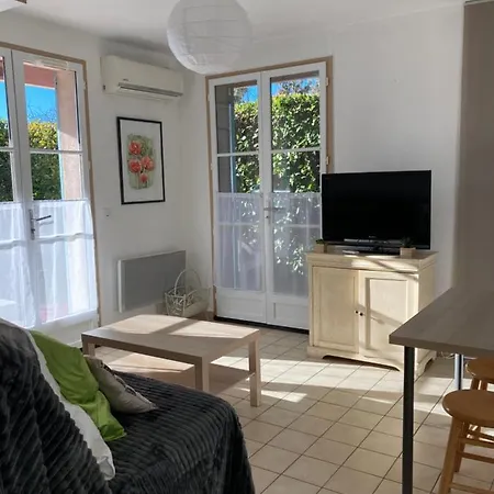 T2 Classe 2* Calme Au Coeur Du Village Provencale